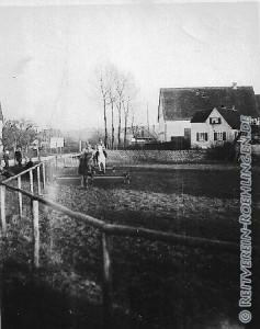 Unser früherer Turnierplatz, hieß damals Adolf-Hitler-Platz, an der Kirchstraße, im Hintergrund ist das Haus der Familie Seibold