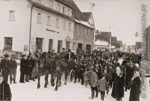 Dieses Bild wurde auf der Hauptstraße beim Lammwirt und Spaagenschmid aufgenommen. Auf dem Fuhrwerk links Josef Stengel (Melone), rechts Paul Schmid (Zylinder)