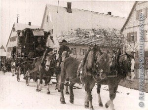 auf dem Kutschpferd: Richard Ruhm (Knecht bei Kirsch) auf der Kutsche: Richard Spaag auf der Kutsche in "weiß": Alois Mayer (Grüner Baum Wirt)