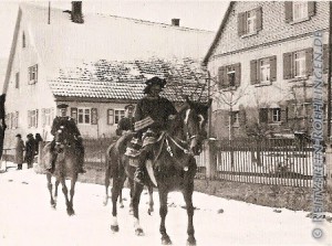 1. Reiter: Georg Kling (Schnepfle) linker Reiter (Pferd vollständig sichtbar): Eugen Konle (Untere Mühle)