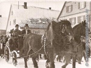 Fuhrwerk: links: Josef Stengel, rechts: Paul Schmid (Zylinder)