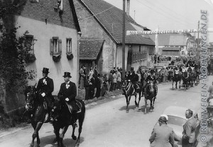 Alois Stock, Anton Bühler sen, Eugen Konle und Vitus Bühler beim Festumzug, das Foto stammt aus dem Archiv von Gebhard Bühler