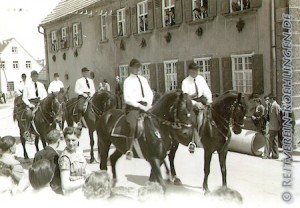 Karl Kirsch, Anton Traub, Josef Stengel, Otto Helmle beim Festumzug Röhlingen 1956, das Bild stammt aus dem Archiv von Gebhard Bühler
