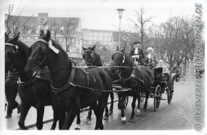 Josef Bühler Beifahrer, Fahrer Otto Bühler, im Landauer am Kalten Markt, 1957