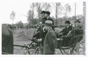 Georg Kling sen., Josef Betzler und August Rettenmeier auf dem Röhlinger Turnier in der Kutsche