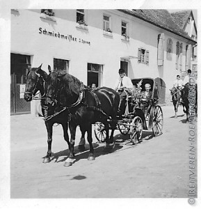 Eugen Konle in einer Viktoriakutsche anlässlich des Kreisreitertag 1960, das Foto stammt aus dem Archiv von Beate Pfitzer