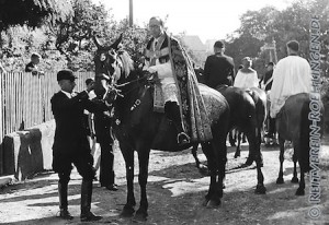 Anton Bühler übergibt Blutreiter Pater Utz am Blutritt Lippach 1956 sein Pferd. Das Bild stammt aus dem Archiv von Gebhard Bühler