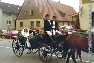 Hochzeit Hildegard und Gebhard Bühler, Kutscher Karl Kirsch, Beifahrer Josef Betzler, 1.7.1978. Das Bild stammt aus dem Archiv von Gebhard Bühler