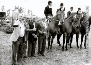 erster Vorsitzender Karl Haas, Josef Betzler, Reiter: Ursula Jänisch, Josef Fuchs, Lidwina Erhard, Frederike Grüner bei der Siegerehrung, das Foto wurde von Georg Gösele zur Verfügung gestellt und von Gerfried Brutzer aufgenommen.
