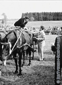 Gebhard Bühler mit einem 2-Spänner bei der Siegerehrung vom Turnier 1979, das Foto stammt aus dem Archiv von Gebhard Bühler