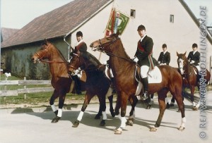 Leonhard Abele und Eberhard Fuchs sind die Reiter neben der Standarte...