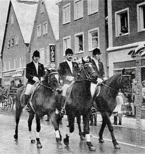 In der Schwäbischen Post erschien 1984 ein Foto, das unsere Reiter 1982 beim Kalten Markt zeigt.