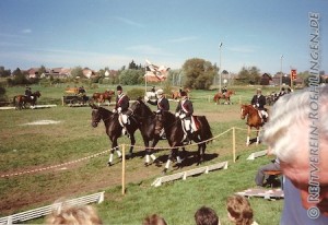 1991 Einweihung des Reitplatz, Leonhard Abele, Anton Rettenmaier und Klaus Vaas an der Standarte