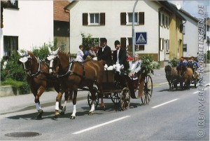 Dies war der Festumzug anlässlich der Reitplatzeinweihung, auf der Kutsche sind Richard Rathgeb und Peter Müller