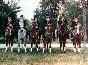 Dieses Foto mit allen sechs Reitern hängt im Reiterstübchen in der Reithalle im Original