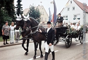 und Gebhard Bühler mit der Kutsche...