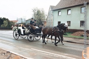 Robert Jakob (Beifahrer) und Gebhard Bühler (Fahrer) fahren das Brautpaar Susanne und Matthias Köder an ihrer Hochzeit 2001 im flotten Zweispänner