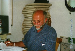 Werner Wiedenhöfer studiert die Listen...