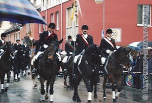 Robert Jakob an der Standarte, daneben Werner Wiedenhöfer