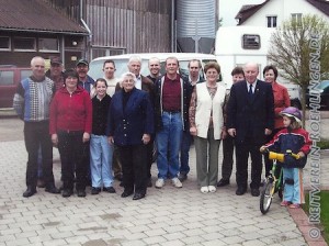 Die Reiter und ihre Begleiter mit Pfarrer Anton Forner bei Anna Kirsch vor der Abfahrt nach Weingarten