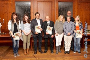 alle anwesenden Geehrten mit dem ersten Vorsitzenden, von links nach rechts Loreen Epacher, Julia Rettenmaier, Josef Bühler, Leo Lachnit, Inga Maierhöfer, Andrea Esdar, Sandra Schneider und hinten Helmut Epacher