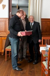 Leo Lachnit (60 Jahre Mitglied) mit Helmut Epacher (erster Vorsitzender) und Gebhard Bühler (Kassierer)
