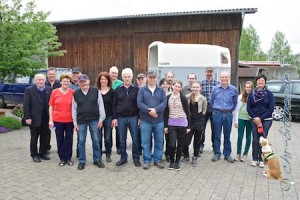 Alle Reiter und Pilger mit Pfarrer Anton Forner und Anne Kirsch kurz vor der Abfahrt