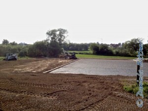 Das Gelände sieht schon richtig gut aus, hinten sieht man noch einen Teil der Drainage, der zur Sechta führt...