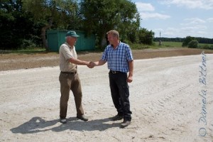 Gebhard Bühler und Harald Schlechter bei der offiziellen Übergabe des Platzes