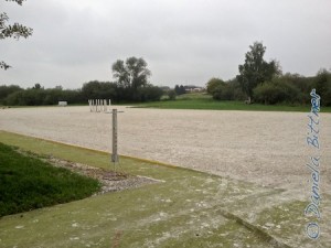 Der Platz ist wieder fast leer, nur die Trainingshindernisse sind noch darauf...
