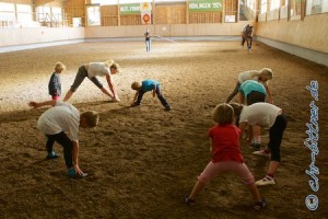 Aufwärmen ist der Anfang, vorne die Kinder, hinten Caretina...