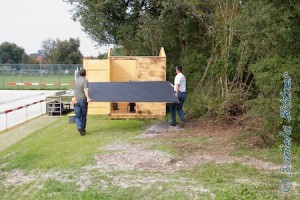 Hier werden schicke Holzhütten gebaut für Richter, Meldestelle und Sektstand...