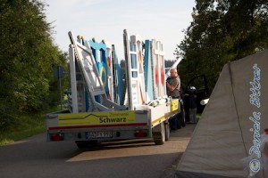 Die Hindernisse müssen noch nach unten auf den Platz zu den Stangen...
