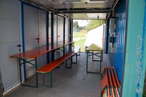Bei den Springrichtern hängt die weitere Planung vom Wetter ab. Bei schönem Wetter sitzen sie draußen, ansonsten trocken im Container, natürlich bei offenen Türen und mit Markise ...