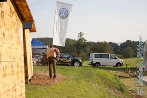 Martin Esdar verteilt noch Strohpellets um eines der Holzhäuschen...