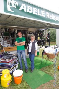 Klara und Jürgen Abele sind am Stand von Reitsport-Abele zu finden...