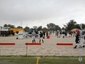 Auch im Regen ist der Turnierplatz gut genutzt... Hier war gerade Parcoursbesichtigung...