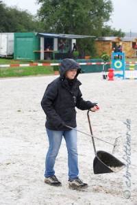 Anna Helmle fungierte als Vorstarter und entfernte auch mal ein paar Pferdeäpfel...