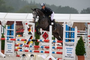 Kathrin Heider auf Cashara, dritte in der Springpferdeprüfung Klasse A