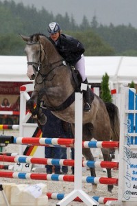 Kathrin Heider auf ihrem zweiten Pferd Quantera in der Springpferdeprüfung Klasse A