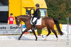 Melanie Erhard auf Caretina, sie startete in der E-Dressur und im Reiter-Wettbewerb Schritt-Trab-Galopp