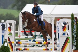 Sandra Schneider im E-Springen auf Sir Leon