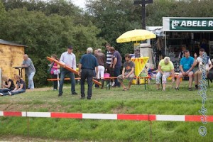 Gebhard Bühler und Helmut Epacher stellen weitere Bänke für die Zuschauer auf, damit diese nicht auf dem Gras sitzen müssen...
