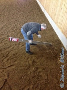 Georg Gösele macht den Boden der Halle ganz eben..