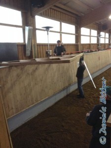 Nun muss das schwere Dreieck für die Meldestelle in die Halle...