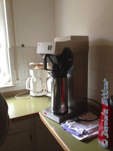 Eine große Kaffeemaschine ist schon da für den Sonntag...