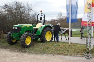 Georg Gösele prüft den Bodenplaner...