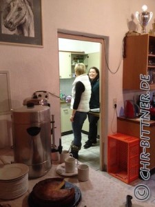 Tanja Spaag und Cornelia Wengert warten in der Küche auf weitere Arbeit...