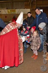 Hier ist der Nikolaus bei seiner Lieblingsbeschäftigung, Geschenke verteilen...