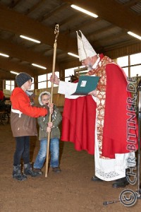 Denis und Heiko Abele durften den Bischofsstab vom Nikolaus halten